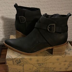NIB Free People Black Back loop ankle boot
